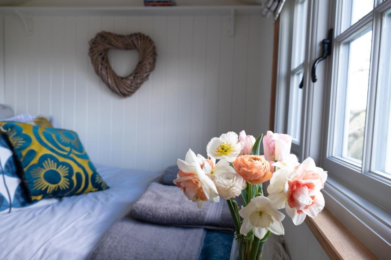 Luxury Shepherd'S Hut On Flower Farm With Outdoor Bath In Mid Cornwall Truro Bagian luar foto