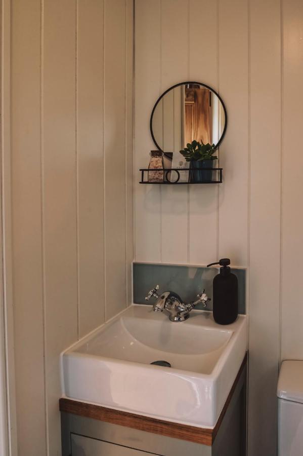 Luxury Shepherd'S Hut On Flower Farm With Outdoor Bath In Mid Cornwall Truro Bagian luar foto